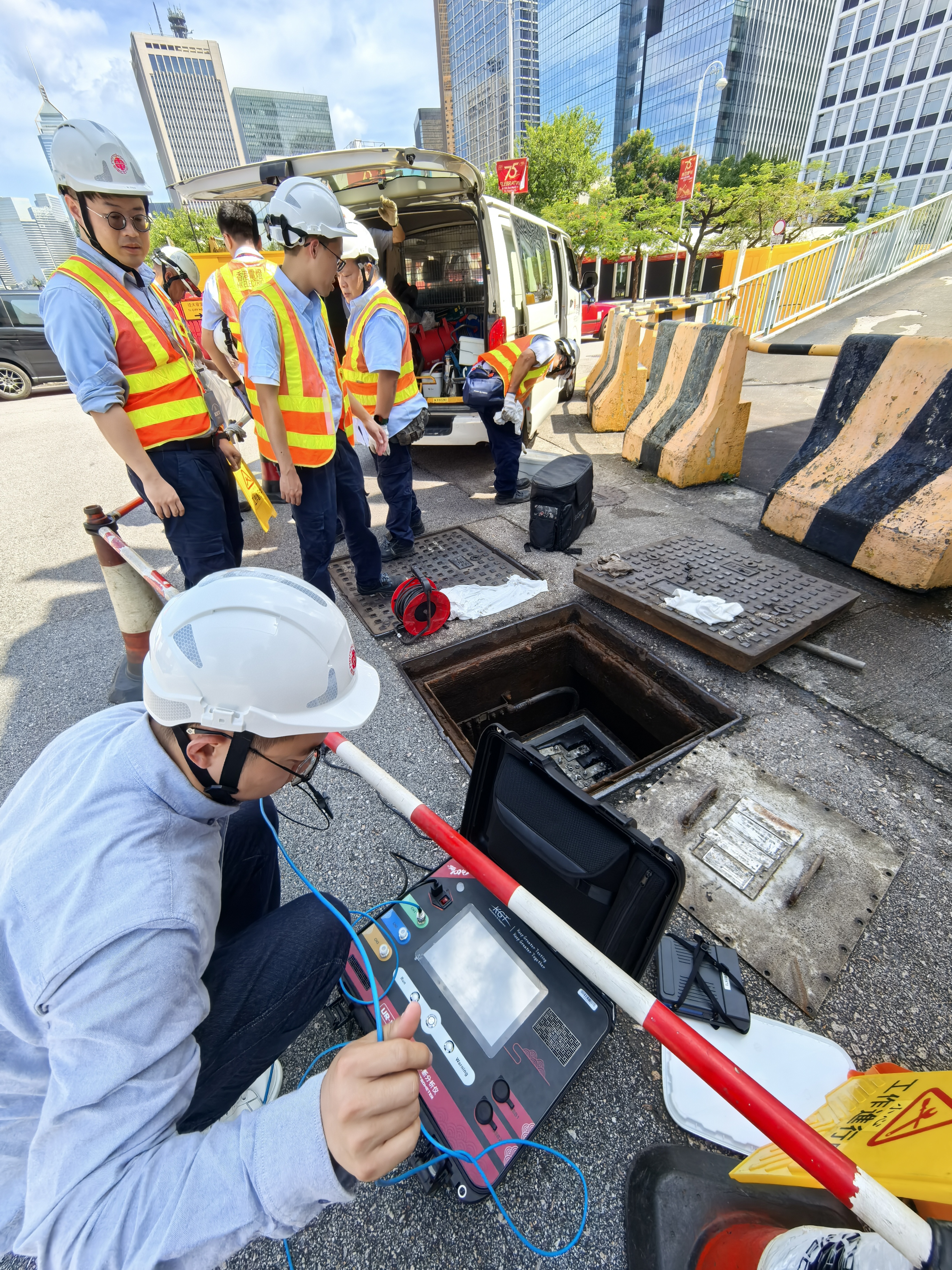 UR-15<a href='http://www.bangwoyin.com/Ppzq/ersted.html'>電纜故障定位儀</a>檢測現(xiàn)場